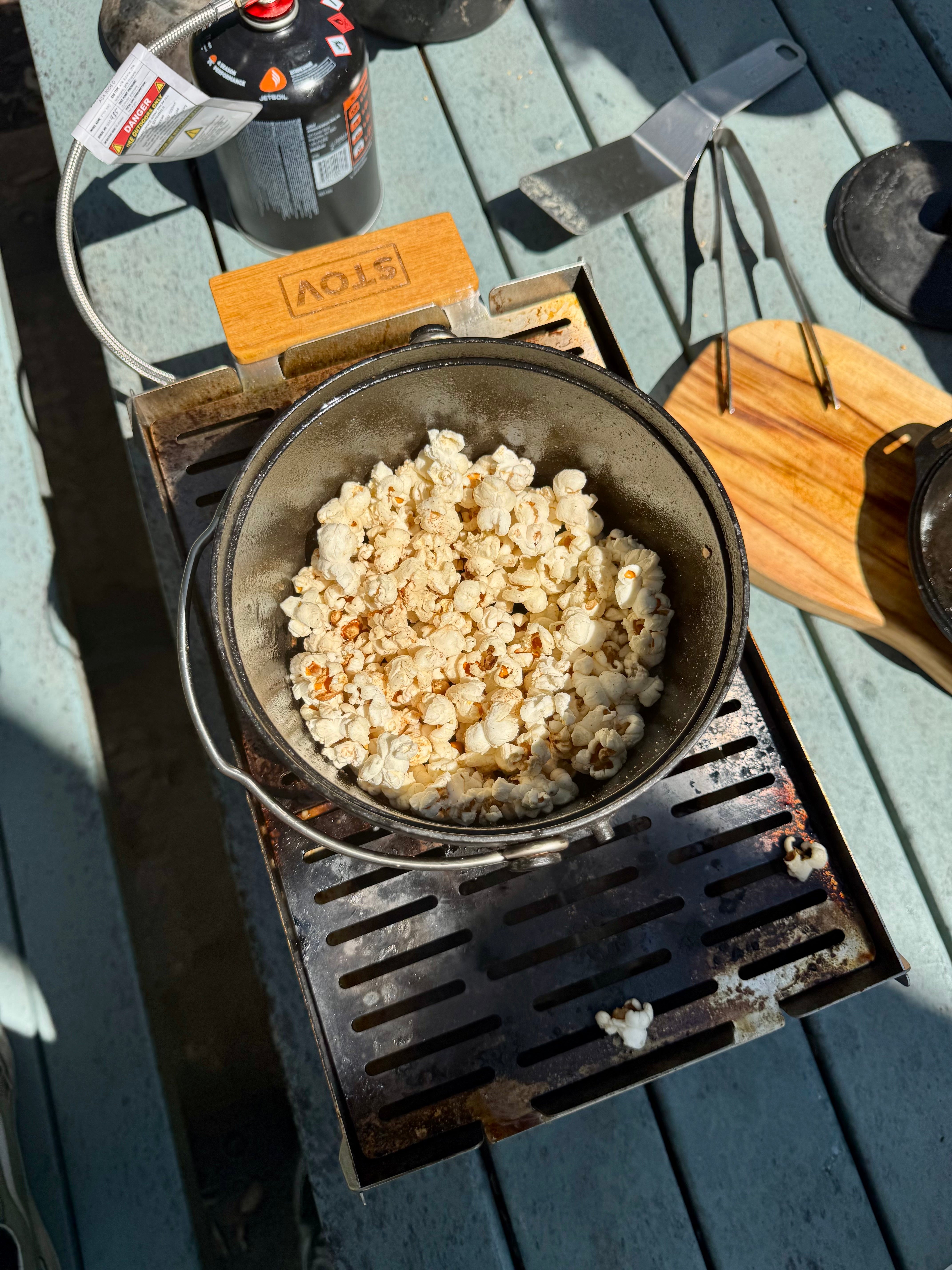 Popcorn on the STOV BBQ - perfect barbecue for camping cooking